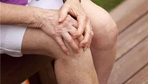 髌骨疼痛时能否踢足球？这些要点需知晓