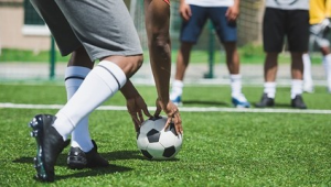 女生踢足球脚踝力量强吗?探究女性足球运动中的脚踝力量奥秘