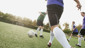 踢足球未出界引争议：这究竟是正常现象还是另有隐情？