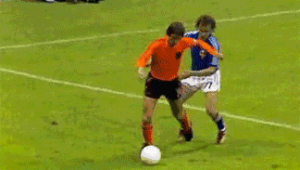 足球运球过程能否抢球？规则解读与实战情况剖析