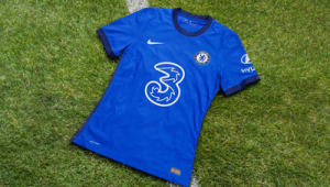 足球赛扔衣服是否犯规？规则解读与赛场实际情况分析