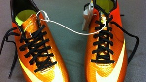 耐克足球鞋银橘色好看吗?颜值出众,实力与魅力并存!