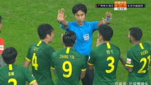 足球三大裁判究竟是哪三个球员引发热议