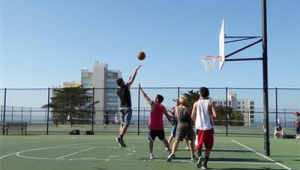 篮球没有足球灵活吗?为何会有此问,背后原因值得探究