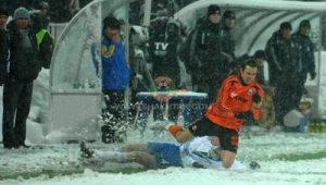 雪天里的足球热：下雪也要踢球吗？