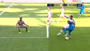 能用手挡足球吗？这一疑问背后的足球规则探讨