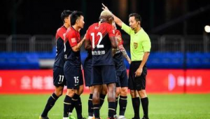 足球员追着教练骂人违法吗