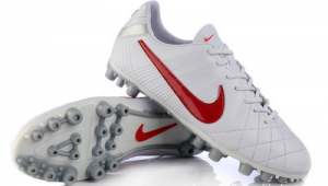 传奇足球鞋8白色易脏吗？深度解析白色战靴清洁难题