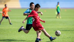 足球体育生夏天训练：酷热难耐？还是另有一番热血激情？