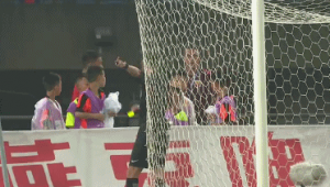 足球赛事中，裁判是否会给球童出示红牌？