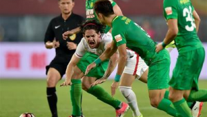 足球带球时能否冲撞？规则界限与实战争议探讨