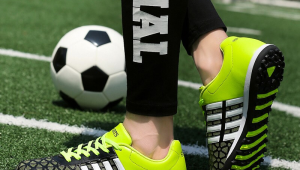 足球训练鞋跑步合适吗?探究其在跑步场景中的适用性