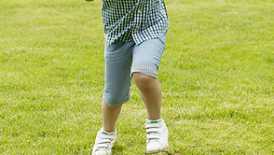 踢足球时脖子究竟能不能戴东西？相关规定与安全考量解析