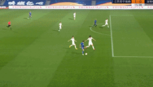 足球禁区内究竟可不可以飞铲？规则与争议全解析