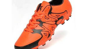 大橙色足球鞋好看吗?颜值魅力引关注,时尚与否待评说