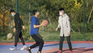 篮球球鞋能踢足球吗?探究篮球鞋与足球运动的适配性