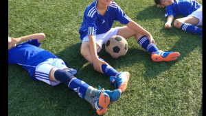 男孩子踢足球穿足球袜行不行