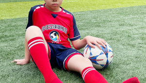 小男童穿足球长筒袜好看吗？魅力展现引发别样关注