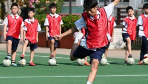 小学生足球射门用哪