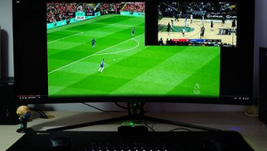 男生看足球时分屏，这种行为到底正不正常？