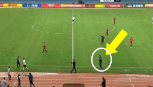 足球出界引关注：边裁判指向哪方暗藏怎样的判罚玄机？