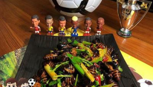 卖海鲜与踢足球，哪条路能赚钱？