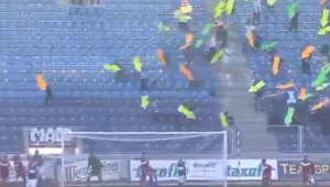 足球被踢上看台还会还吗？这背后的故事引人深思