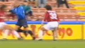 足球被踩住时能否成功抢球？探讨这一关键瞬间的技巧与时机