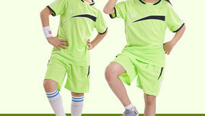 足球球衣定制宽松款式，究竟好不好看？