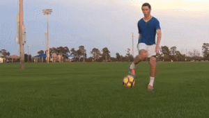 足球传球技术的四种方法