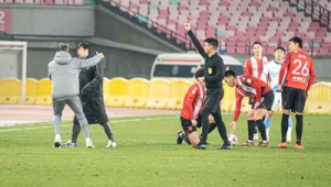 足球罚红牌后是否必须退场,规则背后的真相你知道吗?