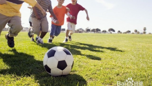 儿童踢足球危险吗？解析足球运动中那些关乎孩子的潜在风险