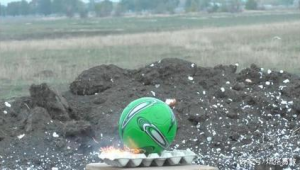 用鞭炮炸足球？危险行为不可取，后果不堪设想！