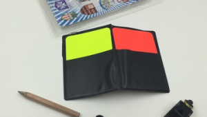 足球裁判：哨子是否为其执裁必不可少之物？