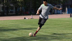 踢足球防守时对打篮球者犯规判定相关探讨