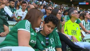 足球可以戴耳机比赛吗男生