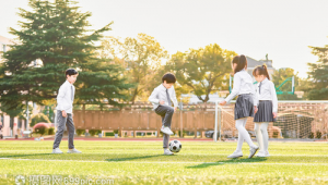 你想放学后踢足球吗？带你感受足球的魅力与快乐！