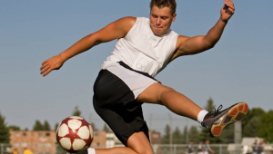 足球腿踢断了还踢脚吗