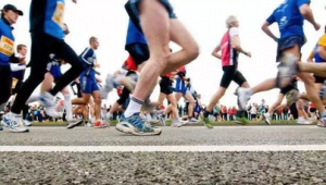 赛跑时穿足球鞋可行吗?探究足球鞋在赛跑场景中的适用性