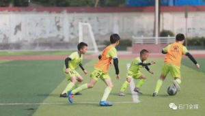 足球踢得好才能当队长吗