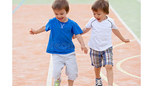 孩子瘦小踢足球能长高吗？运动增高真相大揭秘