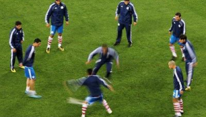 足球踢中裆部后与跳远之间是否存在关联探讨