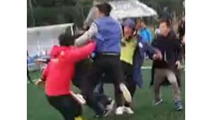 足球教练打人究竟是否正常？背后原因及影响引发深思