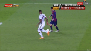 足球背后铲人是否犯规：规则界定与赛场争议探讨