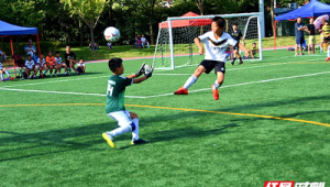 五人足球比赛中手抛球规则探讨：到底能不能用手抛球？