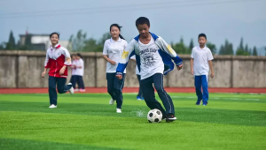 初中生学踢足球可行吗?探究小孩初中阶段学足球的利弊