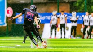 踢足球是否该带头盔和手套，这些防护装备究竟有无必要？