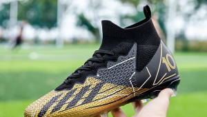 青少年足球鞋价格几何？便宜与否怎么看？