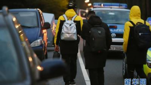 车被足球碰到有事吗？全方位解析碰撞后果与应对方法