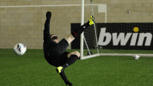 足球蒙眼射门摔倒是否犯规,你知道答案吗?